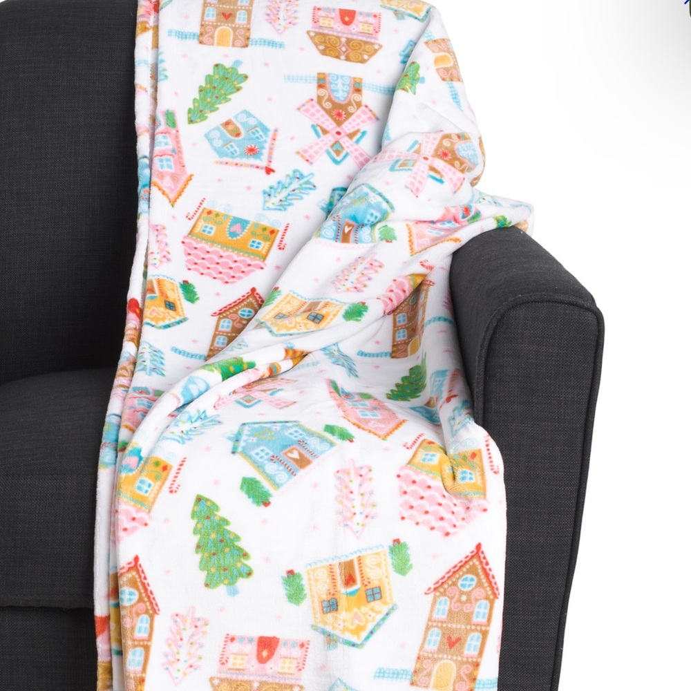 CUPCAKES & CASHMERE Gingerbread Lane Fleece Throw
